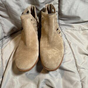 Vince Camuto Peera Tan  suede ankle Bootie Boots 8.5. Zipper Heel. Cut Out Sides